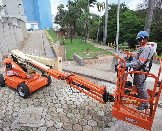 JLG E450AJ Zglobna korpa za rad na visini